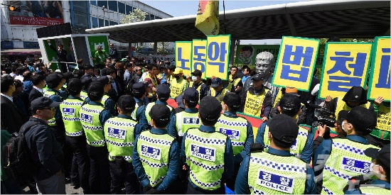 ▲ 127주년 세계노동절인 1일 오전 서울 청계천 전태일 동상 앞에서 열릴 국민의당 안철수 대선후보의 ‘청년 전태일과의 만남’ 을 앞두고 노동자들이 전태일 동상을 에워싸고 있다. 이들은 안철수 후보가 광화문 일대에서 노동악법 저지를 촉구하며 고공농성을 벌이고 있는 노동자들을 외면했다며 동상 앞을 가로막았다