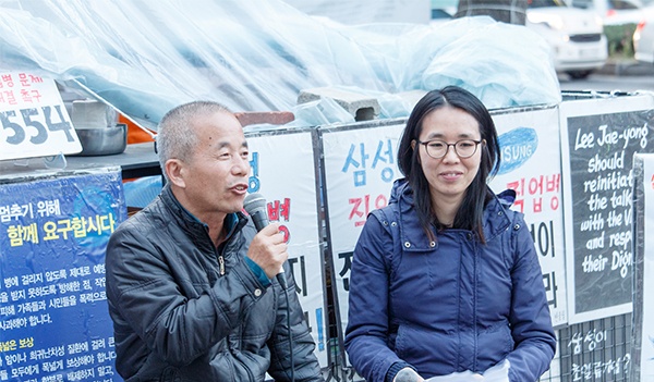 ▲ 이어말하기에서 반올림 대표 황상기 씨(왼쪽)는 "국민과 노동자가 새로 들어서는 정부를 감시해 우리가 편안히 살 수 있는 세상이 될 수 있도록 노력해야 합니다"라고 말했다. 반올림 활동가 권영은 씨(오른쪽)가 이어말하기 진행을 맡았다.