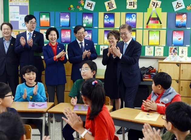 초등학교 방문한 문재인 대통령_청와대 사진기자단