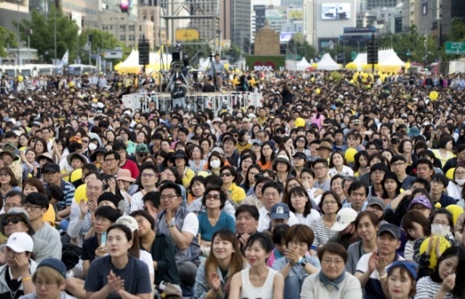 ▲ 노 전 대통령 서거 추모 문화제에 모인 시민들 20일 오후 서울 종로구 광화문광장에서 열린 고(故) 노무현 전 대통령 서거 8주기 추모 문화제에서 시민들이 이재명 성남시장, 유시민 작가, 안희정 충남지사의 토크쇼를 지켜보고 있다. 연합뉴스