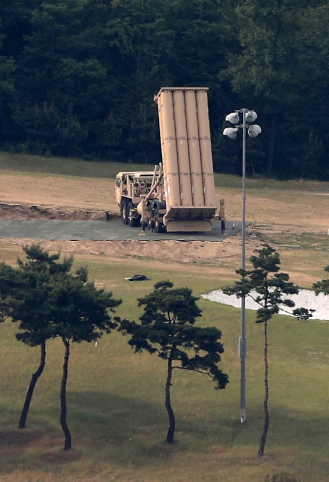 ▲ 지난 30일 오후 경북 성주군 성주골프장에서 사드 발사대가 하늘을 향하고 있다. 문재인 대통령은 이날 경북 성주에 배치된 사드(THAAD·고고도미사일발사계획) 발사대 2기 외에 추가로 4기의 발사대가 비공개로 국내에 추가 반입된 사실을 보고받고 반입 경위 등을 진상 조사하라고 관계자에게 지시했다. (사진=연합뉴스)