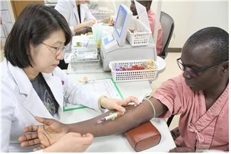 ▲ 한국건강관리협회 부산광역시지부에서 다문화가족 유학생건강검진하고 있다./사진=부산시제공 