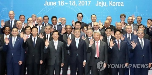 ▲문 대통령, AIIB 연차총회 기념촬영