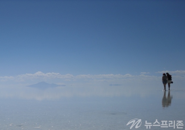 ▲Bolivia ,Salar de Uyuni. -볼리비아 우유니 사막은 소금으로 이루어진 거대한 사막과 호수 등 경관이 뛰어난 관광지로 빛에 반사돼 보이는 세상에서 가장 큰 거울이라고 불리고 있다/사진=차종목