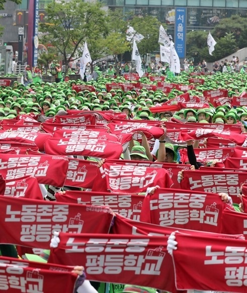 ▲ 30일 오후 서울역 광장에서 민주노총 전국교육공무직본부 조합원들이 집회를 갖고 학교 비정규직 철폐와 최저임금 1만원 인상, 노조 할 권리 보장 등을 요구하고 있다. 