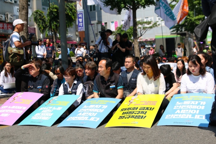 ▲구의역 사고 1주기 추모문화제에 참가한 사람들이 노동자의 정규직 고용을 요구하고 있다.  