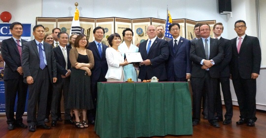 ▲ 지난 30일 오전(현지시간) 미국 워싱턴 주미 한국대사관에서 열린 ‘문정왕후어보’와‘현종어보’ 반환행사에서 김연수 문화재청 국립고궁박물관장(가운데 왼쪽부터), 더불어민주당 안민석 국회의원이 토마스 호먼(Thomas D. Homan) 미국 이민관세청(ICE) 청장 직무대리에게 유물을 전달받은 뒤 기념촬영을 하고 있다/t사진=문화재청