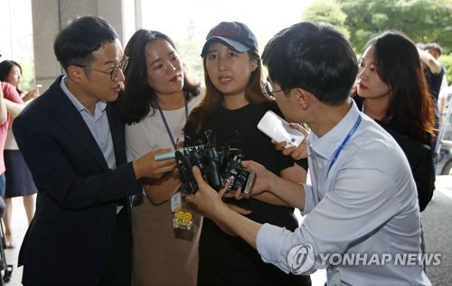 ▲ '비선 실세' 최순실씨의 딸 정유라씨가 3일 오후 서초구 서울중앙지검으로 소환되고 있다. 정씨는 지난달 20일 두 번째 구속영장이 기각된 후 두 번째이자, 5월 31일 범죄인인도 절차에 따라 국내로 강제송환된 이후 다섯 번째 조사다.