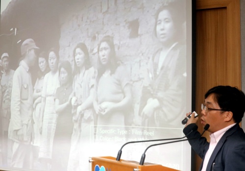 ▲5일 오전 서울시청에서 강성현 성공회대 교수가 1944년 미군 사진병이 촬영한 한국인 일본군 위안부 영상을 설명하고 있다./연합뉴스