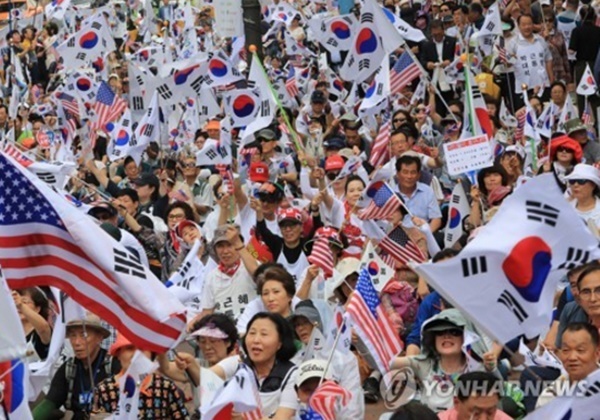 ▲ 태극기 집회 참가자들은 태극기와 성조기를 들고 박 전 대통령 무죄석방을 주장했다