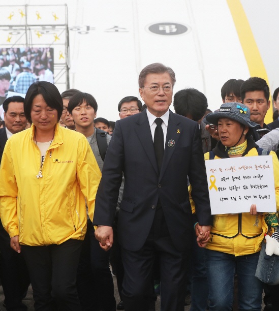 ▲ 지난달 16일 경기도 안산시 단원구 정부합동분향소에서 열린 ‘세월호 참사 3년 기억식’에서 문재인 더불어민주당 대선후보가 헌화를 마친 후 유가족 손을 잡고 나오고 있다 (사진=연합뉴스)