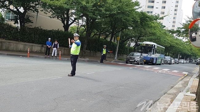 교통량이 심한 지역에서 교통흐름을 위해 봉사하는 회원들/ 사진= 박인수기자