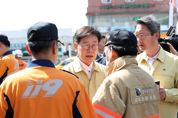 이재명 경기도지사가 24일 김포시 요양병원 화재현장을 찾아 희생자를 애도하는 한편 화재진압 및 구조상황을 지휘하며 총력 대응을 주문했다. ⓒ경기도청