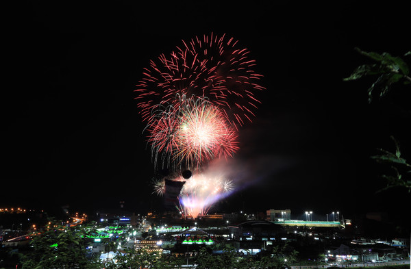 제18회 산청한방약초축제 개막식 축하 불꽃놀이/ⓒ산청군