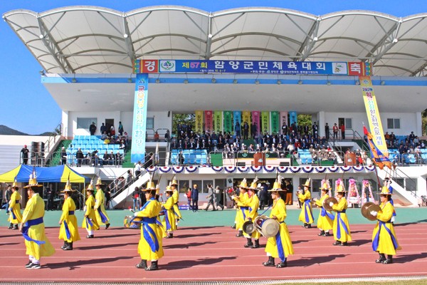 함양군은 군민들의 화합과 소통의 대축제 제58회 함양군민체육대회가 오는 10월 5일과 6일 양일간 군민 3,000여명이 참가한 가운데 종합운동장과 보조경기장 일원에서 성대하게 개최된다.(제57회 함양군민체육대회 개회식)/ⓒ함양군