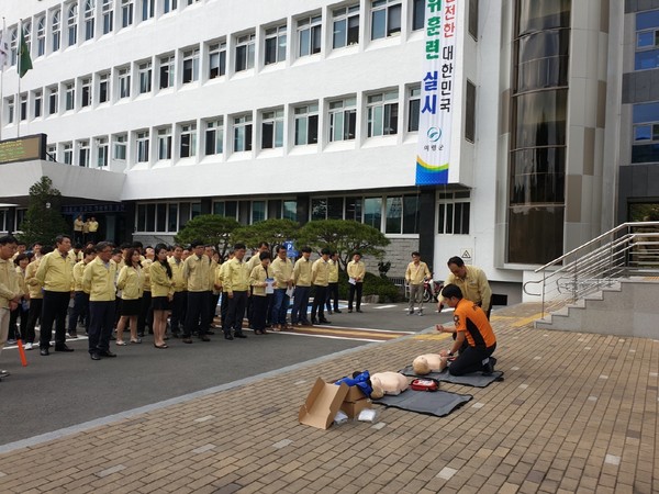 경남 의령군은 25일 오후 2시부터 제412차 민방위의 날 화재대피훈련을 실시했다./ⓒ의령군