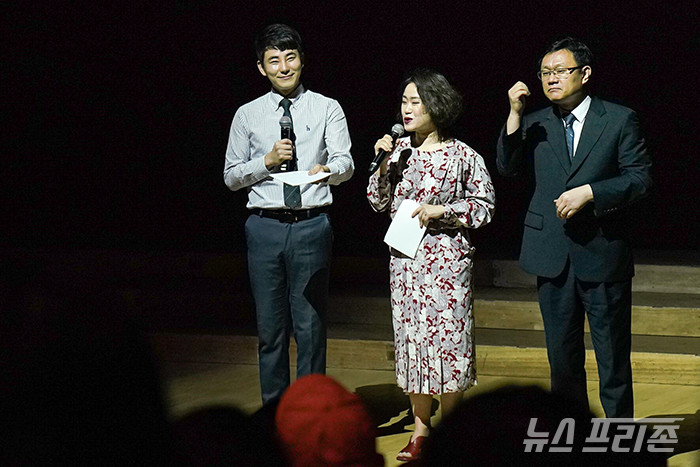 '선게이서울'의 사회를 맡은 한국에서 가장 오래된 성소수자 인권단체 '친구사이' 대표이자 망원댁TV 유튜버, 2005년부터 14년 동안 쉬면서 활동해 온 이반지하, 오랜 기간 풍부한 표정과 수화통역으로 수어를 도와주고 있는 정원갑 수화통역사 /ⓒ권애진