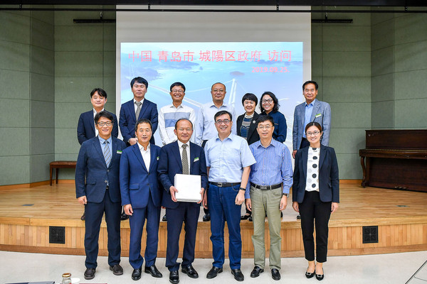 25일 중국 청도시 청양구 지방정부 대표단이 우호협력관계 구축을 위해 경남 남해군을 찾았다./ⓒ남해군