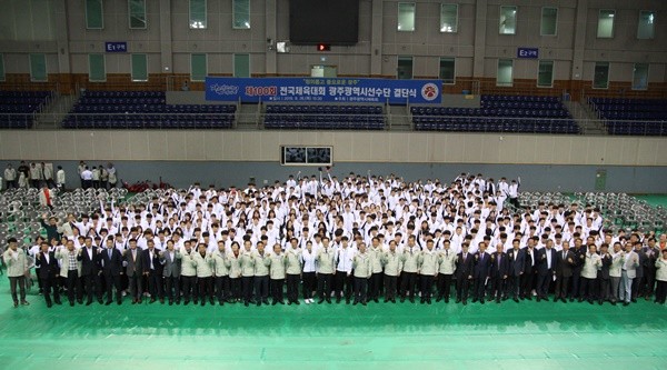 이용섭 광주시장과 장재성 광주시의회 부의장, 장휘국 광주시교육감 등 주요참석자들이 제100회 전국체전에 출전할 광주선수단과 함께 전국체전 필승을 다짐하며 파이팅을 외치고 있다./ⓒ광주시체육회