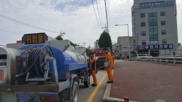 광주 북부소방서는 26일 오전 임동 신운교 부근에서 위험물 운반·운송차량에 대한 가두단속을 실시했다.  /ⓒ광주 북부소방서