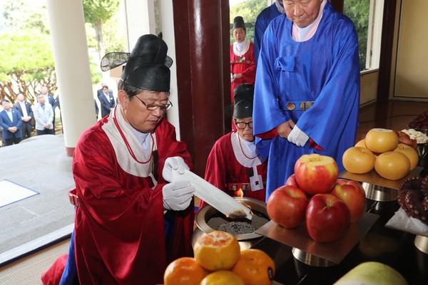 의령군은 26일 충익공 곽재우 장군의 탄신 467주년을 맞아 장군의 위패를 모시고 있는 충익사 사당에서 “제467주년 충익공 탄신다례제”를 봉행했다./ⓒ의령군