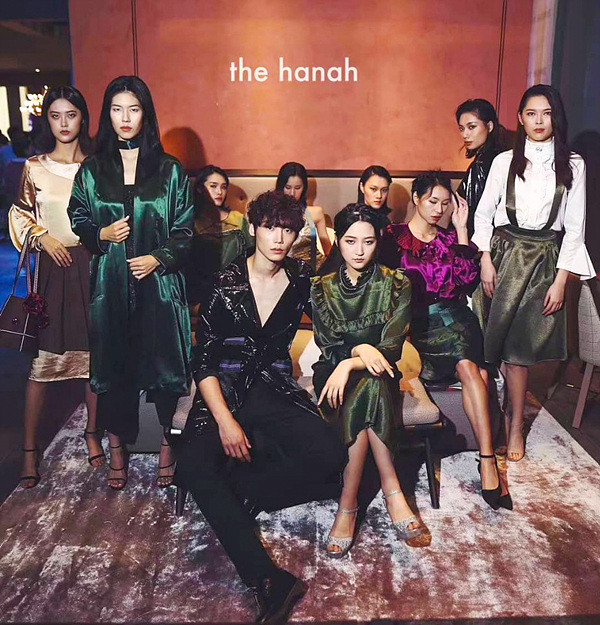 ▲ 디자이너 Hanah(한아)의 콜라보쇼에 오른 더룩오브더이어 모델 / (사진)=더룩오브더이어 코리아 제공