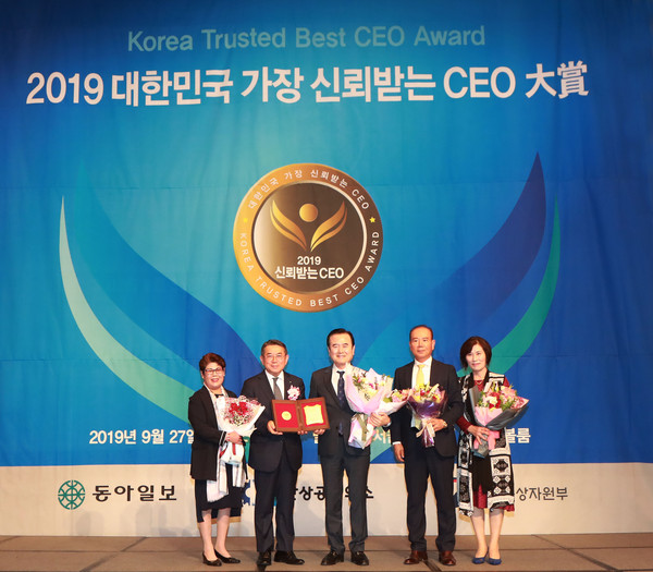 27일 서울힐튼호텔 그랜드볼룸에서 열린‘제3회 2019 대한민국 가장 신뢰받는 CEO 대상’ 시상식에서 서춘수 군수가 글로벌경영부문 대상을 수상했다. /ⓒ함양군