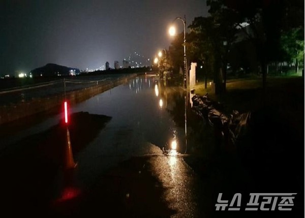 목포시 조위상승에 따른 해수 침수방지 대비 철저 당부(문화예술회관 앞 도로 침수 모습)/ⓒ이병석 기자