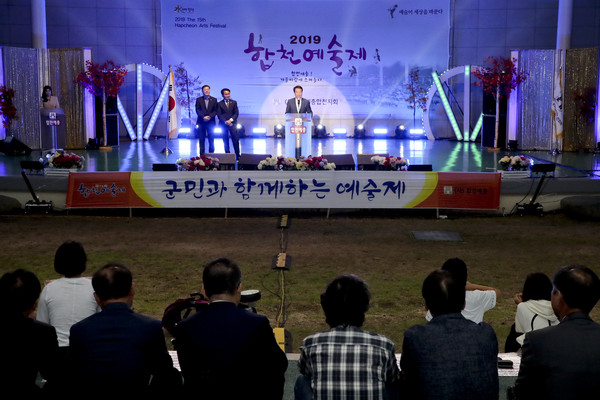 합천의 대표적인 예술축제인 제15회 합천예술제가 25일∼27일까지 3,000여명의 군민들과 함께 일해공원 야외공연장에서 성황리에 막을 내렸다./ⓒ합천군