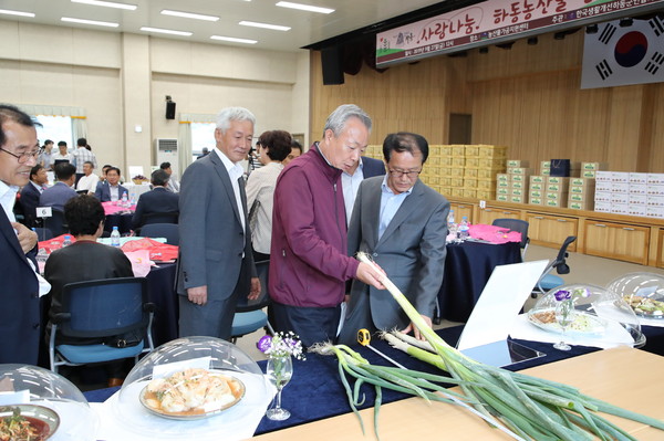 하동군은 27일 농산물가공지원센터에서 관내 기관단체장과 기업체 대표들이 참여한 가운데 사랑나눔 하동농산물 경매행사를 열었다./ⓒ하동군