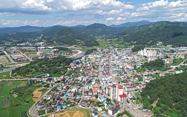 제1회 산청군민 화합한마당이 오는 10월 1일 한방약초축제 특설무대에서 열린다.(산청군 산청읍 전경)/ⓒ뉴스프리존 DB