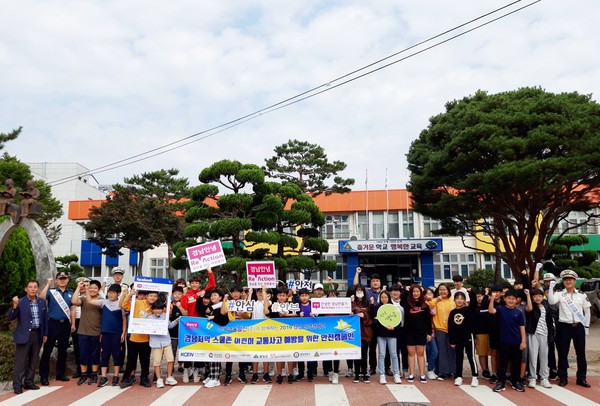 함양군은 27일 오전 함양초등학교 정문 앞 횡단보도에서 어린이 교통사고 예방을 위한 '2019년 안녕캠페인'을 진행했다./ⓒ함양군