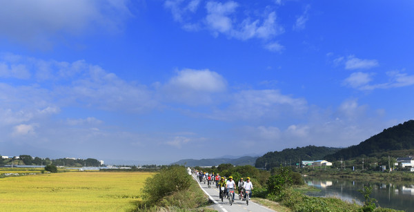 거창한마당대축제 행사 시 마라톤 대체 행사로 올해 처음으로 치러진 ‘자전거 Tour 창포원 소풍’ 행사에 군민 500여 명이 참가해 성황리에 마쳤다./ⓒ거창군