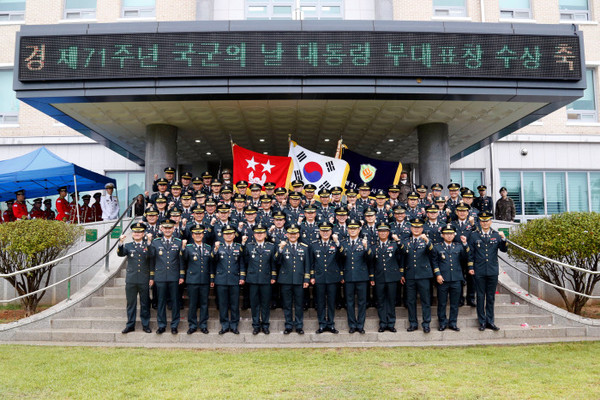 건군 제71주년 국군의 날 기념 대통령 부대표창을 받은 31사단 장병들이 파이팅을 외치고 있다. /ⓒ육군 제31보병사단