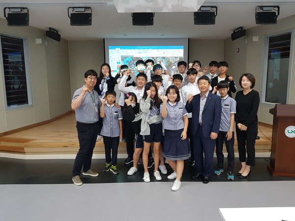 한국국토정보공사(LX) 진주지사는 교육기부 진로체험교육을 통하여 공공기관의 사회적 가치 실현에 앞장서고 있다./ⓒ한국국토정보공사 진주지사