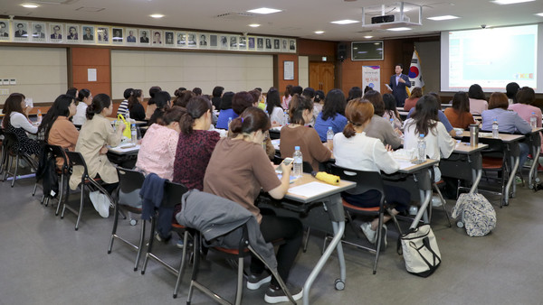 합천군은 지난 9월 30일∼ 10월 1일까지 이틀에 걸쳐 합천군청 대회의실에서 관내 어린이집 10개소, 교직원 55명을 대상으로 ‘어린이집 평가제 지표 교육’을 실시했다./ⓒ합천군