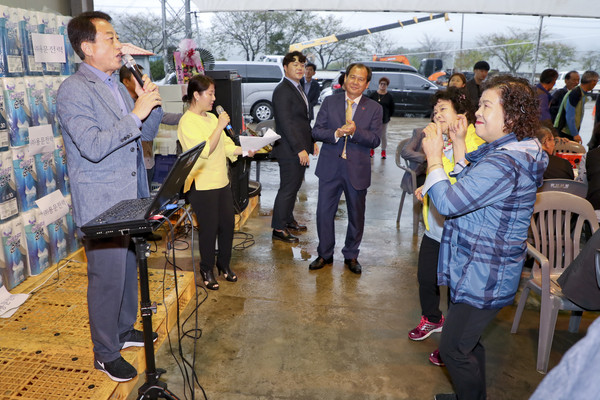 합천군 용문전력(주) 대표 이점용은 2일 용주면 월평리에 소재한 용문전력 회사 마당에서 시각. 청각 장애인 및 보호자, 자원봉사자 200여명을 초청하여 한마음 단합대회를 개최했다./ⓒ합천군