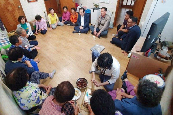 서춘수 함양군수는 2일 제18호 태풍 ‘미탁’ 북상에 따라 최우선적으로 인명 및 재산피해를 최소화하기 위해 재해취약지구를 점검하고 어르신들의 안전을 우려 마을 경노당을 방문했다./ⓒ함양군