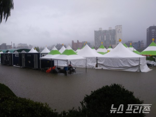 1일 개막한 진주 유등축제 현장이 2일 오후5시께 태풍 미탁의 영향으로 상류 남강댐에서 방류한 물로 인해 축제 행사장이 침수되고 있다./ⓒ정병기 기자​