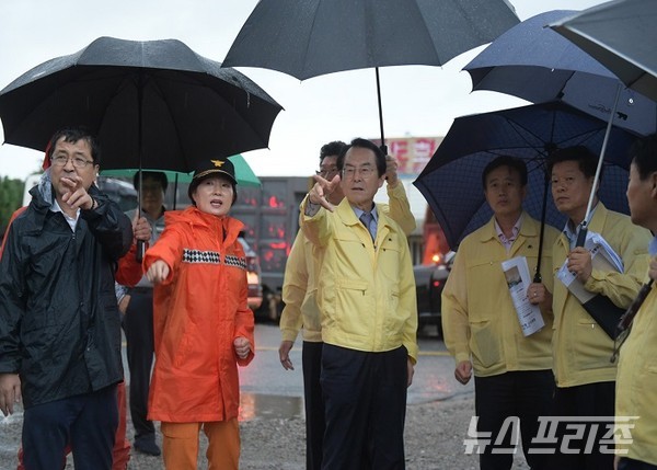 ﻿제18호 태풍 ‘미탁’ 밤 사이 전남 휩쓸어/ 제18호태풍 미탁이 상륙하기전 지난2일 현장을 점검하고 있는 김종식 목포시장 ⓒ 이병석 기자