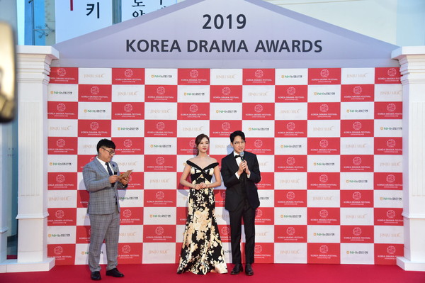 배우 최수종이 2일 경남 진주시 경남문화예술회관에서 개최된 ‘2019 코리아드라마어워즈’에서 연기대상을 수상했다./ⓒ진주시