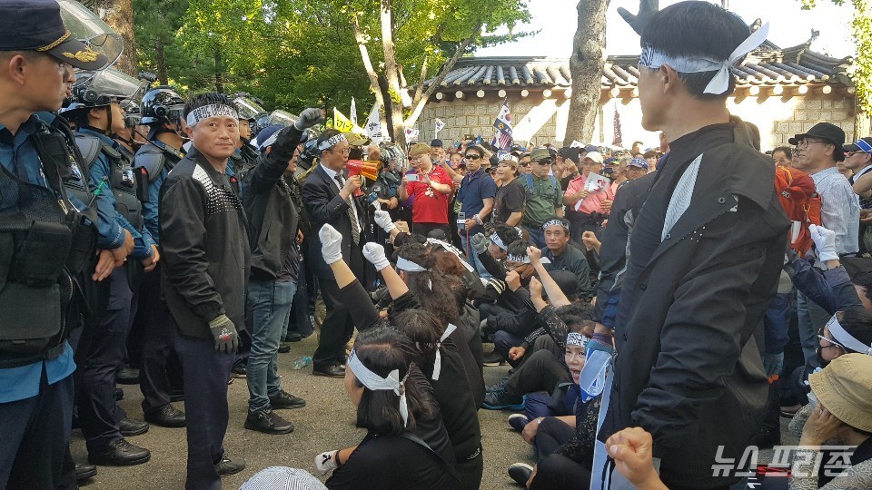 3일 광화문광장에서 열린 자유한국당-범보수단체의 문재인 정부 규탄 집회 이후 일부 참가자들이 청와대 방면 진출을 시도하고 있는 가운데 탈북자 단체 회원들이 연좌농성을 벌이고 있다. ⓒ이명수 기자 2019.10.03