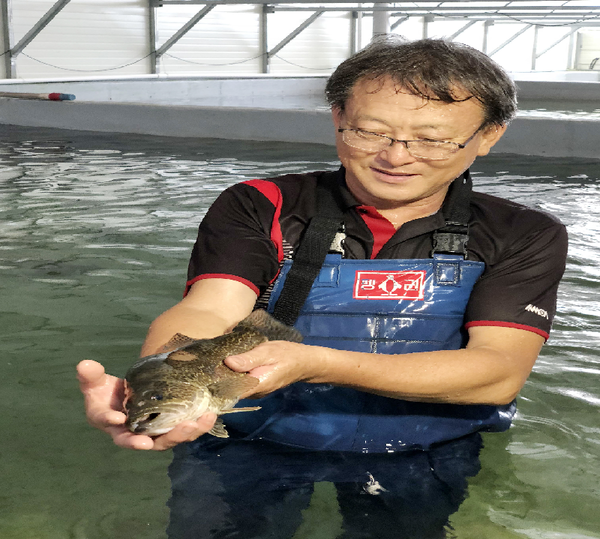 산청 김진규 한국쏘가리연구소 소장과 다 자란 양식 쏘가리./ⓒ산청군