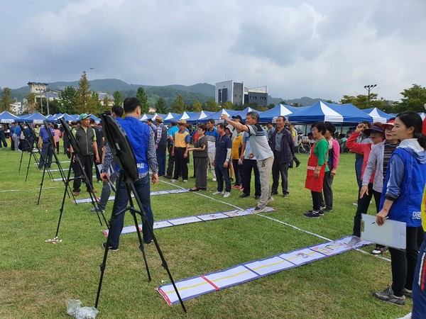 제17회 의령읍민체육대회 및 경로잔치가 5일 의령읍 서동생활공원 다목적구장에서 열렸다./ⓒ의령군