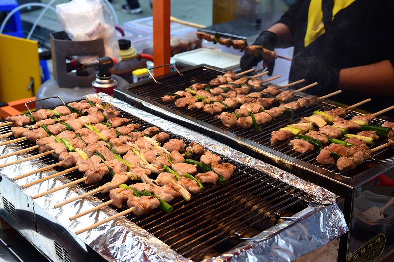 꼬맥거리에서 판매되는 꼬치구이.(사진제공=제천시)