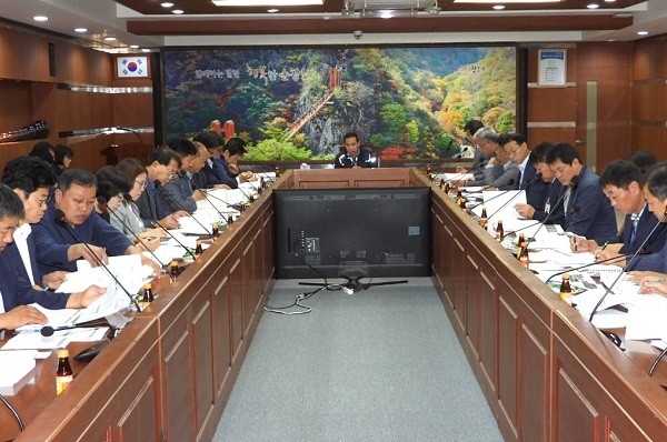 순창군이 최근 군청 2층 영상회의실에서 황숙주 군수 주재로 실ㆍ국장 및 21개 부서의 부서장 등 30여명이 참석한 가운데 내년도 신규시책사업에 대한 보고회를 가졌다/ⓒ순창군