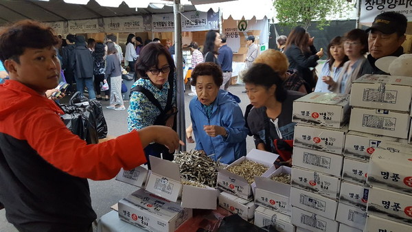 LA한인축제 현장에서 호응이 뜨거웠던 남해군 건멸치 판매장./ⓒ남해군