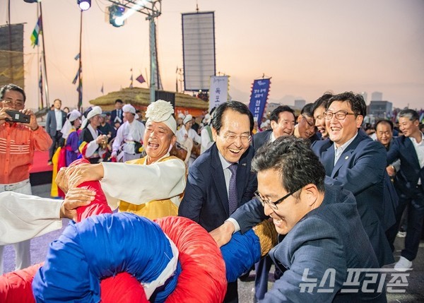 ﻿목포항구축제, 이색 프로그램으로 성황리 폐막!/사진=축제 프로그램 중 갯가 풍어 길놀이에 참가중인 김종식 목포시장 ⓒ 이병석 기자