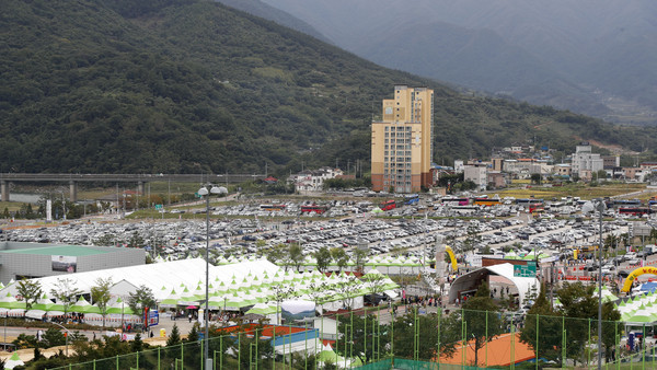 제19회 산청한방약초축제 주말 스케치 가득찬 주차장./ⓒ산청군