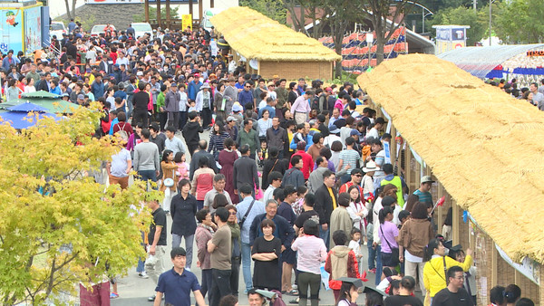 제19회 산청한방약초축제 사람들로 가득찬 축제광장 체험부스./ⓒ산청군